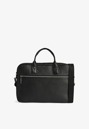 Mallette en cuir noir avec deux poignées, poche avant zippée et bandoulière réglable sur fond blanc.