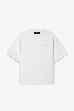 Fehér pamut póló rövid ujjakkal, kerek nyakkivágással, elöl egy kis rózsaszín grafikával, amelyen a következő felirat áll: "egy értékes élelmiszeripari vállalat".