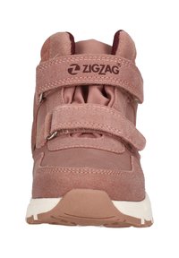 Rosa ruskind sneakers med to velcro-stropper, polstret krave og hvid gummisål. Har et logo på stroppen og syningsdetaljer.