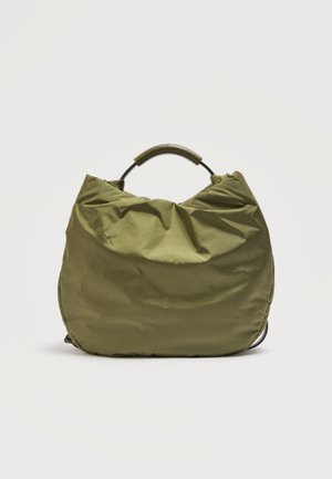 Olivzaļā mīkstā auduma soma ar apaļu augšējo rokturi un viegli kroku, nesagatavotu formu.