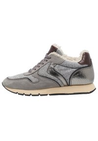 Graue Sneakers aus einer Kombination von Wildleder und Filz. Strukturierten silbernen Akzenten, weicher cremefarbener Innenausstattung und einer schwarzen Gummisohle. Schnürdesign.