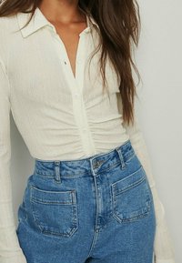 NA-KD Blusa - off-white