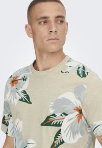 Only & Sons ONSKLOP FLORAL TEE  - T-shirts med print - beige