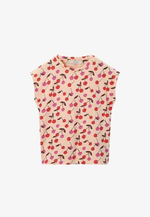 Haut à manches courtes en pêche clair avec un motif de cerises rouges et roses, présentant des tiges marron. Tissu doux, coupe décontractée, encolure ronde.