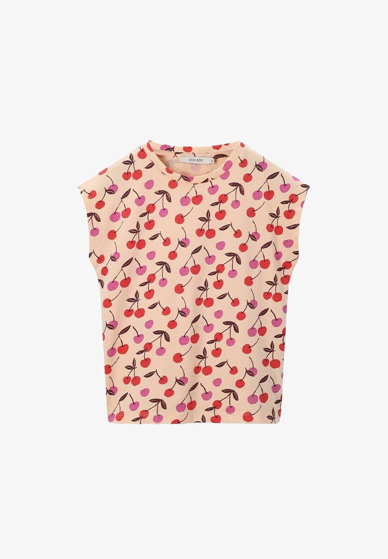 Kortemouwen top in licht perzik met een rood en roze kersenpatroon, met bruine stelen. Zachte stof, relaxte pasvorm, ronde halslijn.