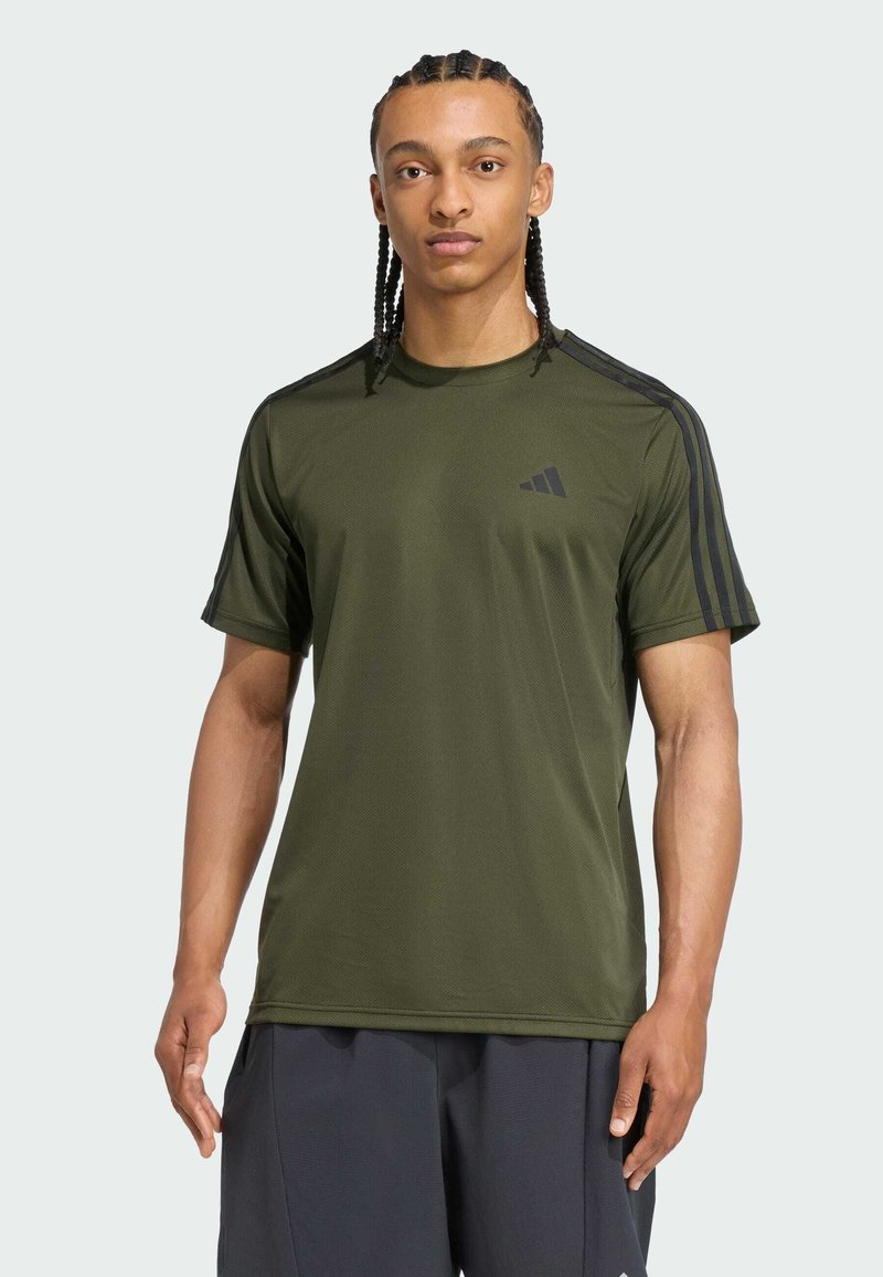 Olivovo zelené športové tričko s krátkymi rukávmi, textúrovaná tkanina a čierny dizajn s tromi pruhmi na ramenách. Obsahuje malé čierne logo.