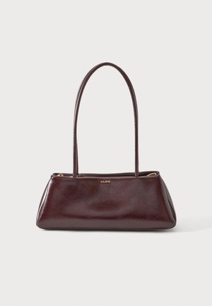 Sac à main rectangulaire en cuir marron foncé avec longues lanières fines et fermeture éclair dorée, marqué ALDO au centre devant.