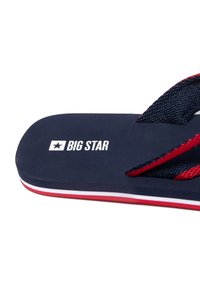 Námořnické žabky s texturovaným popruhem ve červených akcentách a bílým lemováním. Logo "BIG STAR" je vytištěno na stélce.