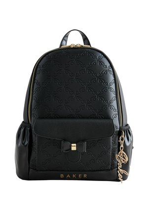Schwarzer Rucksack mit Steppmuster, goldenen Reißverschlüssen, Fronttasche mit Schleife, Seitentaschen und einem goldenen Baker-Schlüsselanhänger auf der rechten Seite.