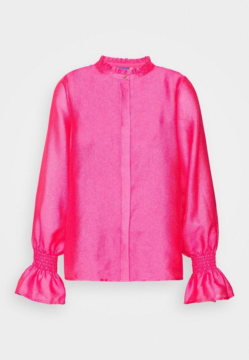 Blouse en satin rose vif à manches longues, avec poignets et col à volants, élastique froncé aux manches et petit bouton à l'encolure.