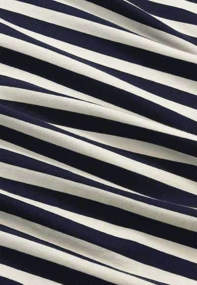 Primo piano di tessuto a righe orizzontali blu navy e bianco con morbide pieghe e texture.