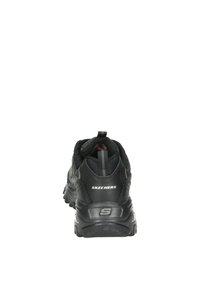 Zwarte Skechers sneakers met een textiele bovenkant, logo op de hiel, gevoerde kraag en een duurzame zool. Beschikt over een vetersluiting.