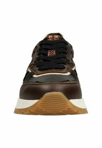 Bruine sneaker met zwarte veters, voorzien van een gestructureerde bovenkant, witte tussenzool en een gemusterde accent bij de tong. Rubberen loopzool zichtbaar.