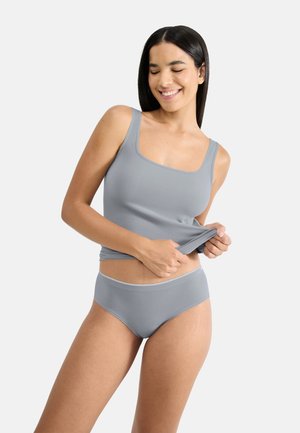 Grijze tanktop met een vierkante halslijn en bijpassende microvezel slips. Soepele textuur, aangesloten pasvorm en zachte stof voor comfort.