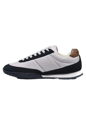 Zapatilla atlética gris y marino con suela de goma texturizada, acentos de ante y cordones planos. Presenta un tirador en el talón de color beige y un diseño elegante.
