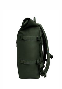 Mochila verde tipo roll-top con correas laterales ajustables, respaldo acolchado y detalles de malla. Cuenta con un bolsillo con cremallera y material duradero.