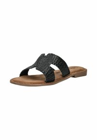 Sandalia plana tejida negra con puntera abierta y tiras cruzadas. Plantilla acolchada marrón y suela plana ligera.