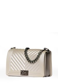 Borsa a tracolla trapuntata beige realizzata in materiale sintetico, con una tracolla a catena, hardware argentato e una placca con logo sulla parte anteriore.