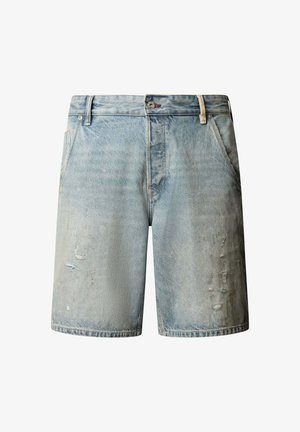 Lichtblauwe denim shorts met versleten details, steekzakken aan de voorkant, riemlussen en een knoopsluiting.