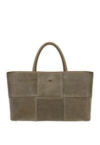 Sac cabas en daim taupe avec un design patchwork, deux poignées arrondies et un petit logo métallique sur la partie supérieure centrale avant.