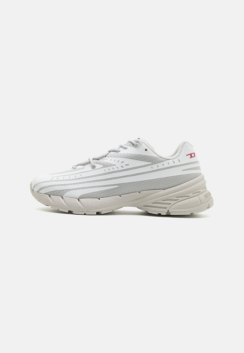 Scarpa da corsa bianca con accenti grigi, forma curva, materiali testurizzati e linee decorative. Presenta un collare imbottito e lacci per la regolazione.