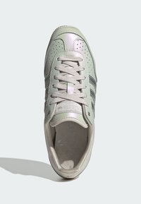 Za�ļš ādas ikdienas apavu modelis ar trim metāliski sudraba svītrām, apaļu purngalu, perforētu detaļu un gaiši rozā akcentiem uz mēlītes un sānos.