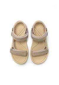 Sandali beige con cinturini in rete texture e chiusure regolabili. Presentano una suola con motivo a nido d'ape e una soletta imbottita per il comfort.