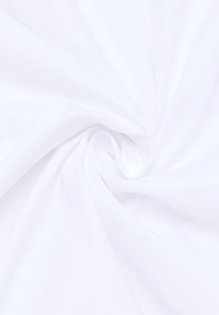 Weißer Stoff mit einer strukturierten Oberfläche, dicht gewoben, glatt und weich erscheinend, in einer spiralförmigen Anordnung.