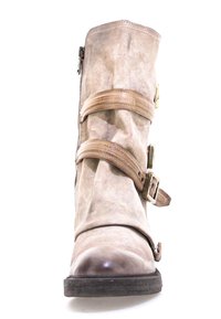 Zniszczony beżowy skórzany but z trzema regulowanymi brązowymi paskami, srebrnymi klamrami, okrągłym noskiem i strukturalnym wykończeniem. Zamek błyskawiczny po jednej stronie.