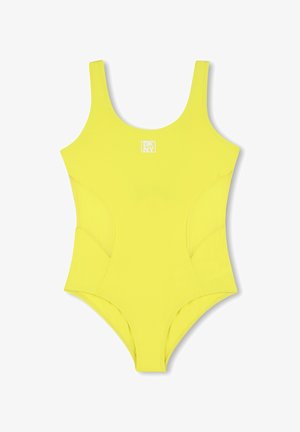 Maillot de bain une pièce jaune avec un décolleté arrondi, des bretelles épaisses, des détails sur les panneaux latéraux et un petit logo blanc sur la poitrine. Texture du tissu lisse.