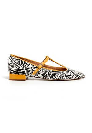 Bailarinas con estampado de cebra y una correa amarilla con tacón cuadrado. Hechas de cuero, presentan una punta afilada y un forro interior en contraste.