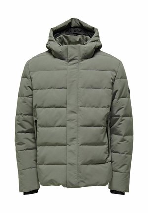 Olivengrüne Puffjacke mit Kapuze, gesteppter Gestaltung, seitlichen Reißverschluss-Taschen und einer glatten Oberfläche mit weicher Innenauskleidung.
