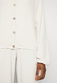 Lounge Nine ANDY CARDIGAN - Casaco de malha - moonbeam