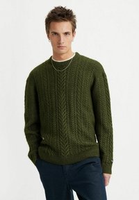 Olivgrüner Strickpullover mit Kabelmuster, Rundhalsausschnitt, gerippten Bündchen und Saum. Aus strukturiertem, warmem Stoff gefertigt. Lässige Passform.