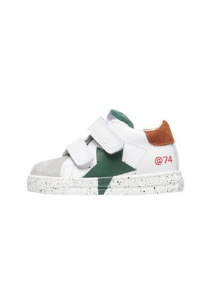 Sneaker bianca con accenti grigi e verdi, due strap in velcro e un tallone in suede marrone. Presenta un design a stella verde e una suola maculata.