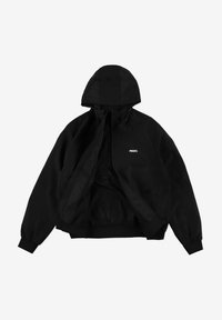 Czarna kurtka z kapturem, z zamkiem z przodu i elastycznymi mankietami, z siateczkową podszewką oraz małym białym logo na lewej piersi.