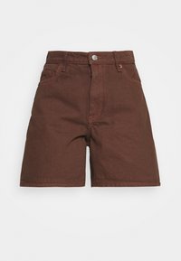 Pantalones cortos de algodón marrón con un corte clásico, diseño de cinco bolsillos y costuras en contraste. Presentan un cierre de botón metálico en la cinturilla.