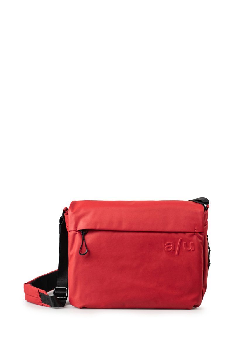 Borsa a tracolla rossa realizzata in materiale liscio e resistente all'acqua. Dotata di tracolla nera regolabile e logo in rilievo discreto sulla parte frontale.