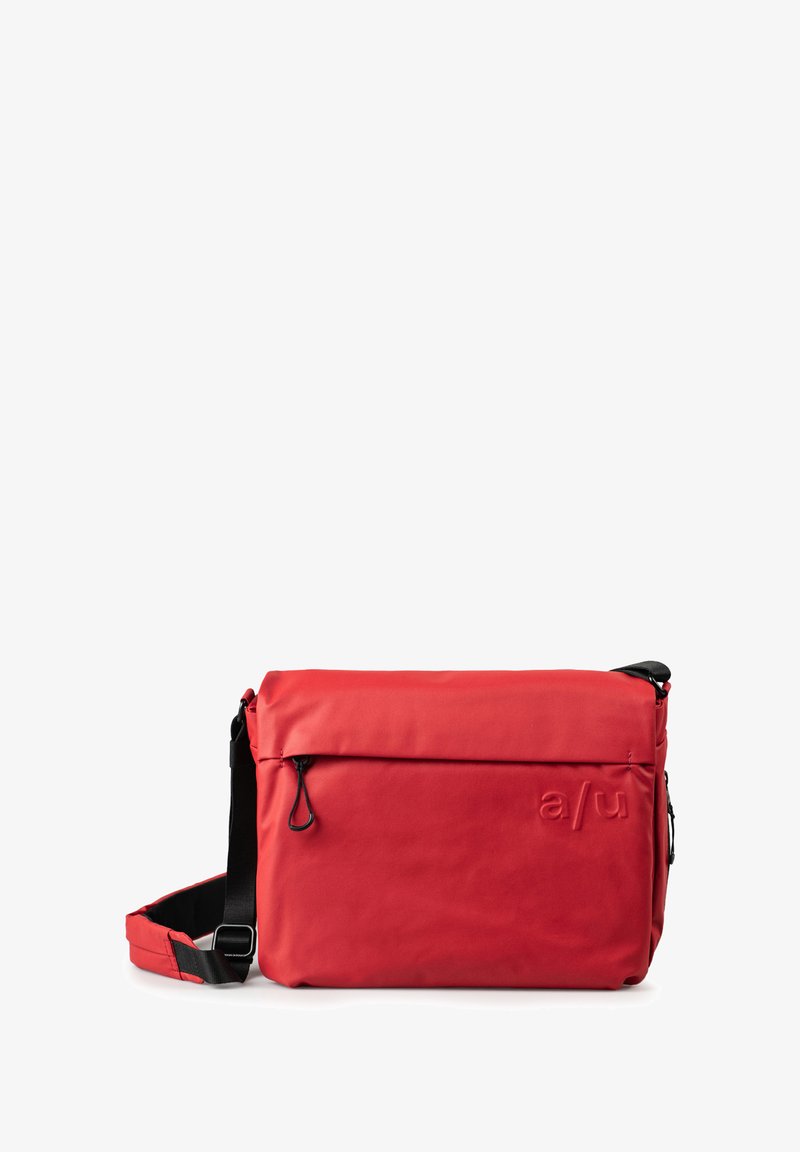 Borsa a tracolla rossa realizzata in materiale liscio e resistente all'acqua. Dotata di tracolla nera regolabile e logo in rilievo discreto sulla parte frontale.