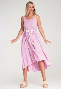 Maxikleid mit pink-weißen Streifen, Rüschensaum, tailliertem Design und einem geflochtenen Seilgürtel. Der Stoff wirkt leicht und hat eine weiche Textur.