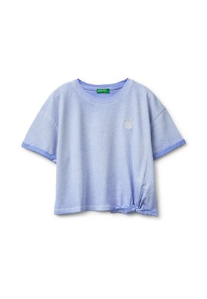 Hellviolettes kurzärmeliges Crop-Top mit rundem Ausschnitt, kleinem besticktem Logo auf der Brust und seitlicher Knotendetail am Saum.