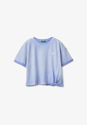 Crop top violet clair à manches courtes avec col rond, petit logo brodé sur la poitrine et détail nœud sur le côté au niveau de l'ourlet.