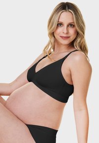 Czarny stanik ciążowy o trójkątnym fasonie, z regulowanymi ramiączkami i miękkiej tkaninie. Posiada gładką teksturę, idealną dla komfortu w trakcie ciąży.