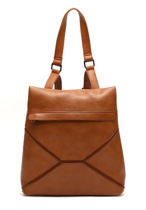 Braune Ledertasche mit doppelten Schulterriemen, vorderer Reißverschlusstasche und geometrischem Nahtdesign am Körper.