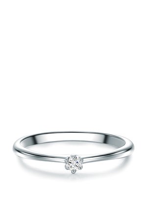 Anillo delgado de plata pulida con un pequeño diamante brillante redondo sostenido por seis garras en el centro.