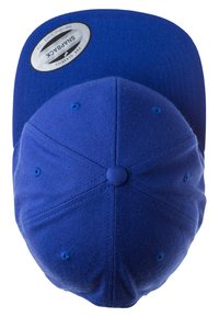 Blå fladskygget kasket lavet af stof, med en rund knap på toppen, lufthuller til ventilation og et cirkulært mærke med "Snapback" logo.