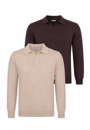 Due maglioni polo a maniche lunghe, uno beige con tre bottoni e uno marrone scuro con collo a V, mostrati su uno sfondo bianco.