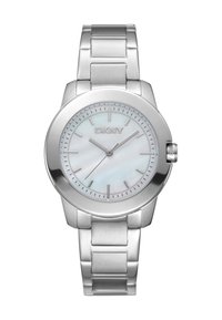 Orologio in metallo argento con cassa rotonda, quadrante in madreperla bianca, indicatori delle ore argento e bracciale a maglie. Logo DKNY sul quadrante.