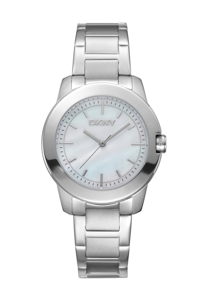 Orologio in metallo argento con cassa rotonda, quadrante in madreperla bianca, indicatori delle ore argento e bracciale a maglie. Logo DKNY sul quadrante.