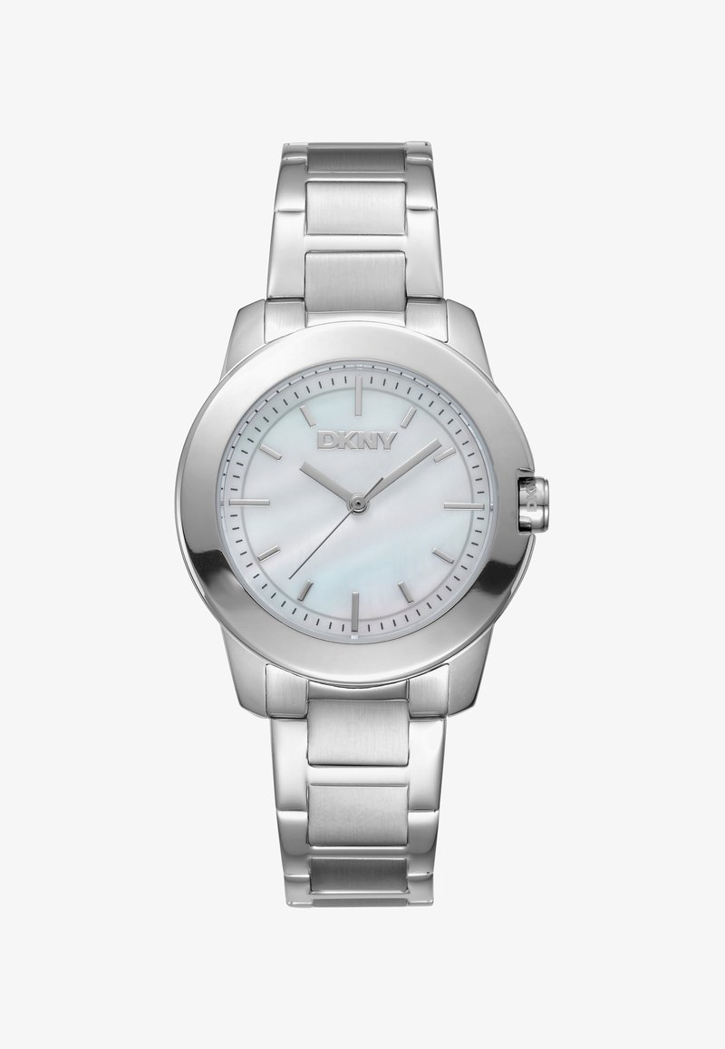 Orologio in metallo argento con cassa rotonda, quadrante in madreperla bianca, indicatori delle ore argento e bracciale a maglie. Logo DKNY sul quadrante.